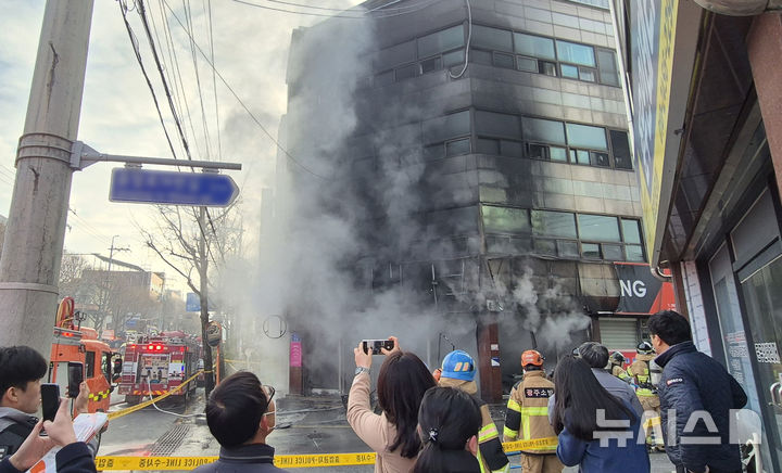 [광주=뉴시스] 15일 오전 광주 남구 월산동 상가에서 불이 나 소방 당국이 진화 작업 중이다. (사진 = 독자 제공) 2025.12.15. photo@newsis.com