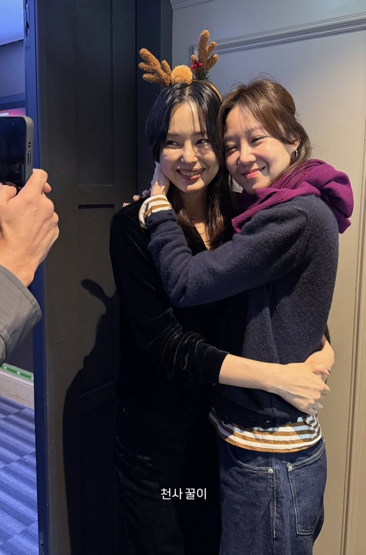 [서울=뉴시스] 배우 이하늬(왼쪽)와 공효진. (사진=공효진 인스타그램 캡처) 2025.12.15. photo@newsis.com *재판매 및 DB 금지