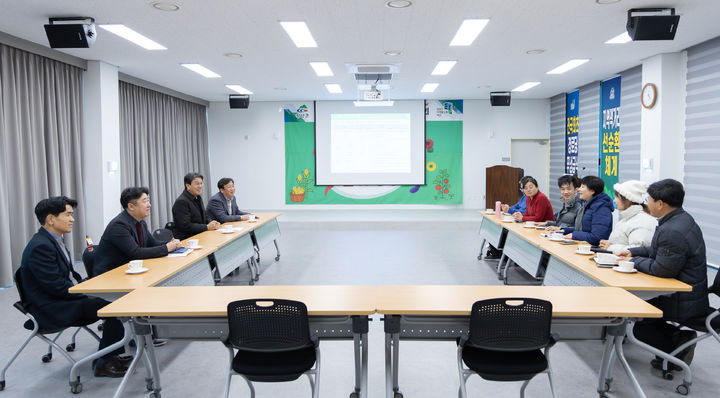 [청양=뉴시스] 조명휘 기자 = 중국농업대학 장추안홍 교수 일행이 지난 12일 청양군을 찾아 푸드플랜 운영성과와 공공급식 연계체계 등을 주제로 현장 설명을 듣고 질의응답을 하고 있다. (사진= 청양군 제공) 2025.12.15. photo@newsis.com *재판매 및 DB 금지