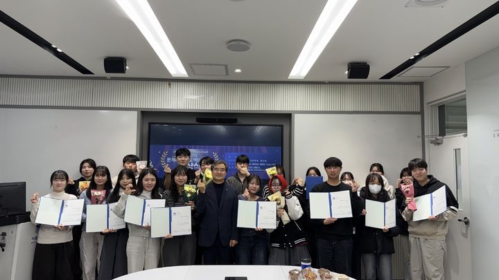 [서울=뉴시스] 서울시립대 학생처가 개최한 '2025 문제해결 프로젝트 결과보고회'에서 학생들이 기념사진을 촬영하고 있다. (사진=서울시립대 제공) 2025.12.15. photo@newsis.com *재판매 및 DB 금지