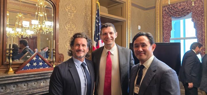 [서울=뉴시스] 최윤범 고려아연 회장이 지난 8월 미국 워싱턴D.C. 백악관을 찾아 데이비드 코플리 선임국장(가운데), 제러드 바론 더 메탈스 컴퍼니(TMC) 최고경영자(왼쪽) 등과 만나고 있다. (사진=제러드 바론 소셜미디어 갈무리) 2025.12.15 photo@newsis.com *재판매 및 DB 금지