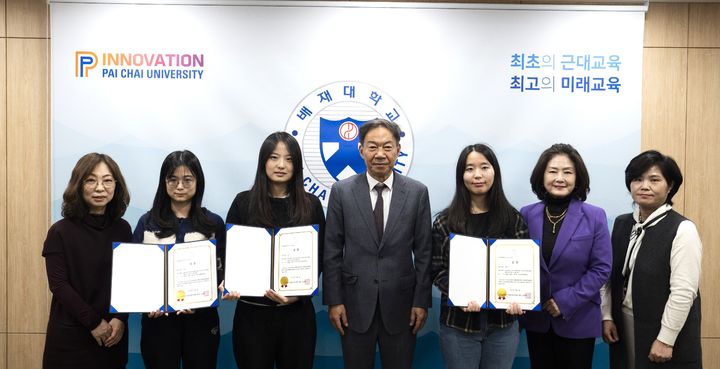 [대전=뉴시스] 금상을 받은 배재대 간호학과 학생들 기념촬영. (사진=배재대 제공) 2025.12.15. photo@newsis.com *재판매 및 DB 금지