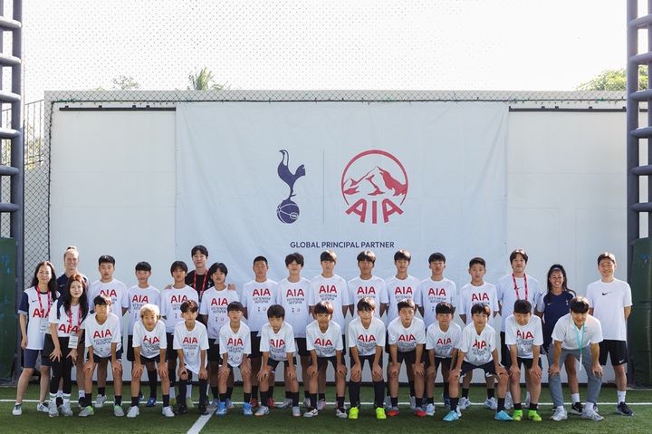 [서울=뉴시스] ‘2025 AIA-토트넘 홋스퍼 축구 캠프'에 참여한 유소년 참가자 22명, 토트넘 홋스퍼 글로벌 풋볼 디벨롭먼트 코치진 및 AIA생명 관계자 모습. (사진=AIA생명 제공) 2025.12.15. photo@newsis.com *재판매 및 DB 금지