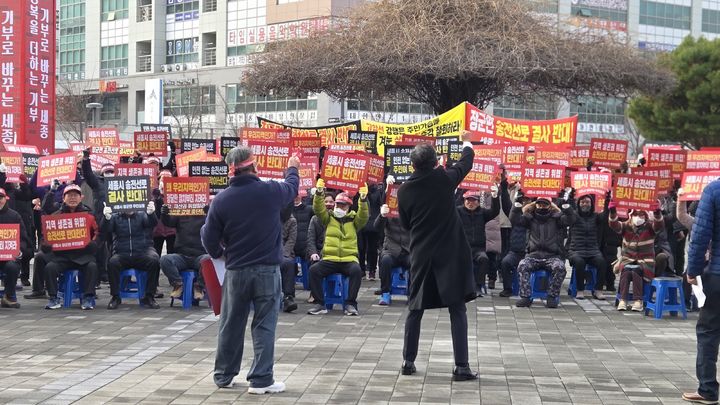 [세종=뉴시스] 송승화 기자 = 15일 보람동 세종시청 앞 광장에서 신계룡~북천안 초고압 송전선로 건설 반대 시위를 세종시 장군면 주민들이 하고 있다. 2025.12.15. photo@newsis.com. *재판매 및 DB 금지
