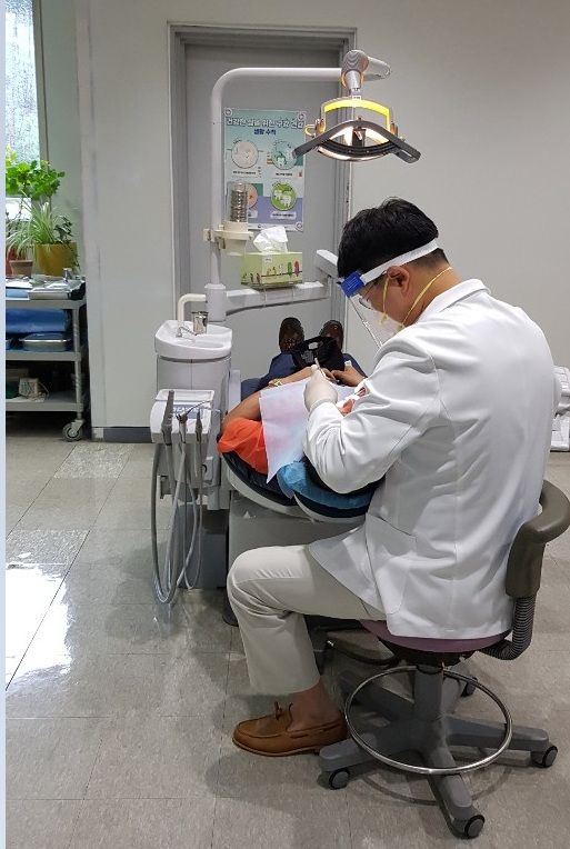 [천안=뉴시스] 천안시의 저소득층 대상 구강검진 모습. (사진=천안시 제공) 2025.12.15 photo@newsis.com *재판매 및 DB 금지