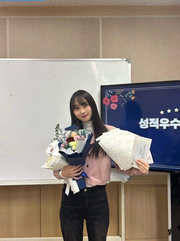 [뉴시스] 키요카와 레이나가 한국에서 다닌 어학교를 졸업했다며 올린 사진. (사진=키요카와 레이나 엑스) 2025.12.15 *재판매 및 DB 금지