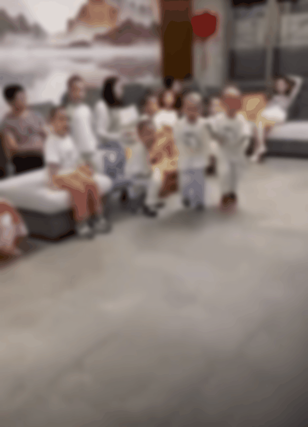 [뉴시스] 쉬보 웨이보 계정들에는 여러 아이들이 카메라를 향해 "아빠"라고 외치며 인사하는 모습을 담은 영상들이 다수 올라와 있다. 공개된 해당 영상 게시물에는 "수많은 아기들이 한꺼번에 달려온다면 어떤 기분일까? 직접 보라. 사랑하는 사람을 제외하고 아이들보다 더 귀여운 게 또 있을까?"라는 설명이 달려 있다. (사진 = 쉬보 웨이보 갈무리) 2025.12.15. *재판매 및 DB 금지