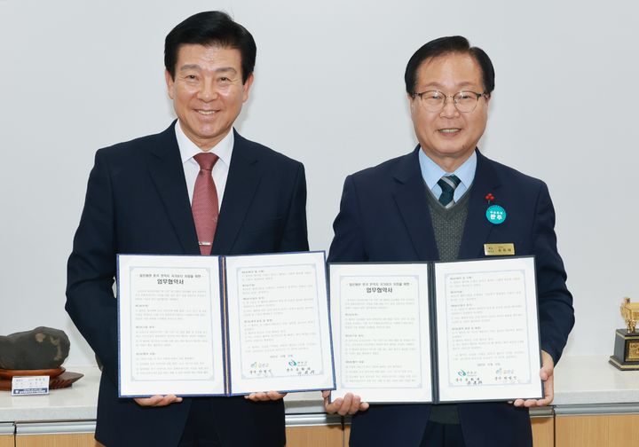 [금산=뉴시스] 조명휘 기자 = 박범인(왼쪽) 충남 금산군수와 유희태 전북 완주군수가 지난 12일 완주군청에서 임진왜란 호국전적지인 이치대첩의 국가지정문화유산 지정을 위한 공동 협력 업무협약을 체결하고 있다. (사진= 금산군 제공) 2025.12.15. photo@newsis.com *재판매 및 DB 금지