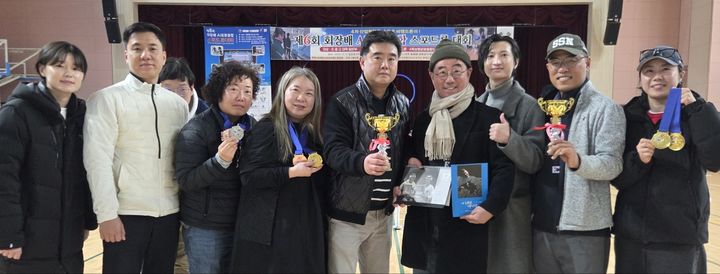 [서울=뉴시스] 상명대 대학원 디지털이미지학과 학생 및 교수들이 'AI로봇융합 스포드론 대회'에서 우승을 차지한 뒤 기념사진을 촬영하고 있다. (사진=상명대 제공) 2025.12.15. photo@newsis.com *재판매 및 DB 금지