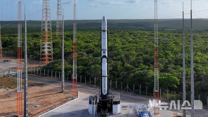 [서울=뉴시스]민간 우주 발사체 기업 이노스페이스는 '한빛-나노(HANBIT-Nano)'의 첫 상업 발사 스페이스워드(SPACEWARD) 임무 수행을 위한 최종 준비 단계에 돌입했다고 15일 밝혔다. 사진은 첫 상업 발사 준비를 마친 한빛-나노 우주 발사체의 모습. (사진=이노스페이스 제공)