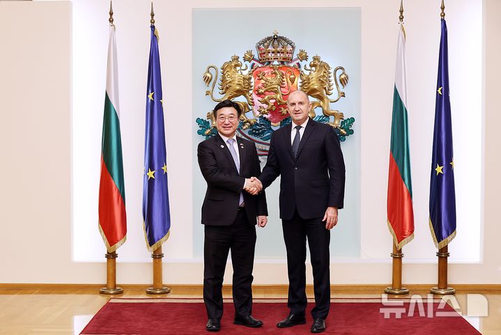 [서울=뉴시스] 윤호중 행정안전부 장관이 지난 11일(현지 시간) 불가리아 대통령궁에서 루멘 라데프 대통령을 예방하고 있다.(사진=행정안전부 제공) 2025.12.15 photo@newsis.com