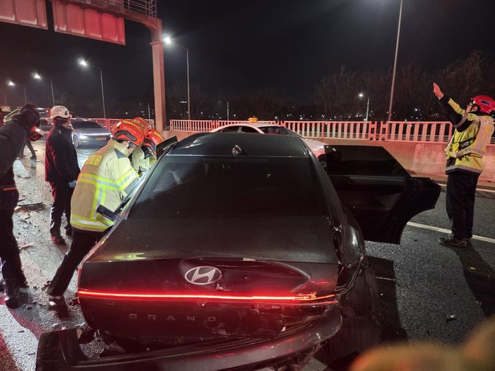 [인천=뉴시스] 15일 오전 4시17분께 인천공항고속도로 서울방향 공항요금소와 노오지분기점 사이에서 5중 추돌사고 발생해 소방 당국이 구조에 나서고 있다. (사진=인천소방본부 제공) 2025.12.15. photo@newsis.com *재판매 및 DB 금지