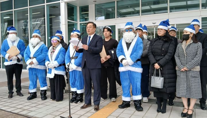 [대전=뉴시스] 조명휘 기자 = 송상영 더민주대전혁신회의 공동대표가 15일 대전시의회 앞에서 서구청장 출마 회견을 열고 있다. 2025.12.15. photo@newsis.com *재판매 및 DB 금지