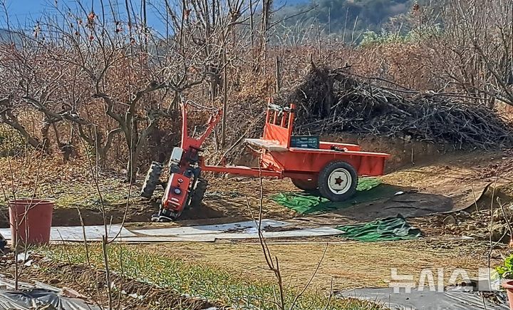 [김해=뉴시스]김해 과수원 경운기 사고 70대 숨져. (사진=독자 제공). 2025.12.15. photo@newsis.com 
