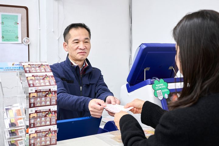 복권수탁사업자 동행복권은 지난 6월부터 11월까지 신규 복권판매점 759곳이 새롭게 문을 열었다고 15일 밝혔다. 올해 신규복권 판매인으로 선정된 정만균(60)씨가 소비자를 응대하고 있다. (사진 = 동행복권 제공) 2025.12.15. *재판매 및 DB 금지