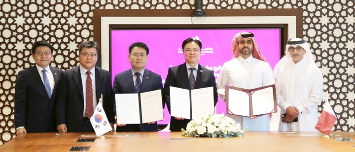 [대전=뉴시스] 지식재산처가 지난 14일 카타르 도하에서 카타르 통상산업부와 '국가지식재산전략 계획 수립 계약'을 체결했다. 목성호(오른쪽서 세번째) 지식재산처 차장이 계약 체결 뒤 카타르 통산산업부 관계자와 기념촬영을 하고 있다.(사진=지식재산처 제공). *재판매 및 DB 금지