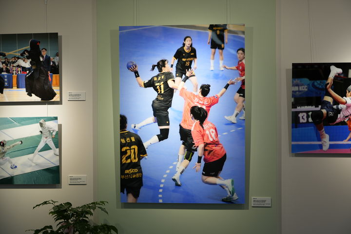 [부산=뉴시스] 2025년 부산 전국체전, 그 역사의 순간들 전시 현장 (사진=부산시설공단 제공) 2025.12.15. photo@newsis.com *재판매 및 DB 금지