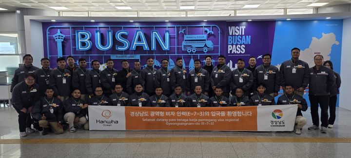경남 광역형 비자로 입국한 해외 우수기능인력들이 기념촬영하고 있.(사진=경남도 제공) 2025.12.15. *재판매 및 DB 금지