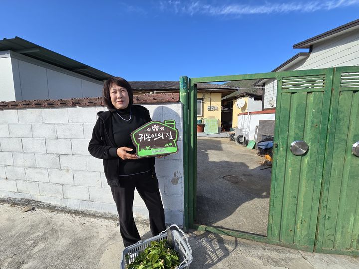 [창원=뉴시스]부산에서 의령군 궁류면으로 귀농한 김정엽 씨. (사진=의령군 제공) 2025.12.15.photo@newsis.com *재판매 및 DB 금지