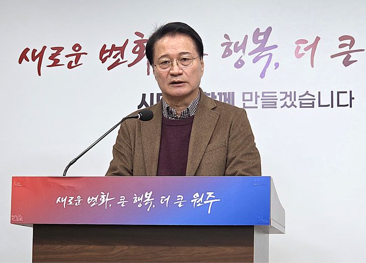 [원주=뉴시스] 이덕화 기자 = 15일 원창묵 전 원주시장이 기자회견을 열고 이재명 대통령의 대선 공약인 '강원도 글로벌 관광지 조성'을 완수할 최적지로 원주가 될 수 밖에 없는 이유를 설명하고 있다. 2025.12.15. wonder8768@newsis.com *재판매 및 DB 금지