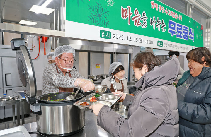 [산청=뉴시스] 이승화 산청군수 배식봉사 (사진=산청군 제공) 2025. 12. 15. photo@newsis.com *재판매 및 DB 금지