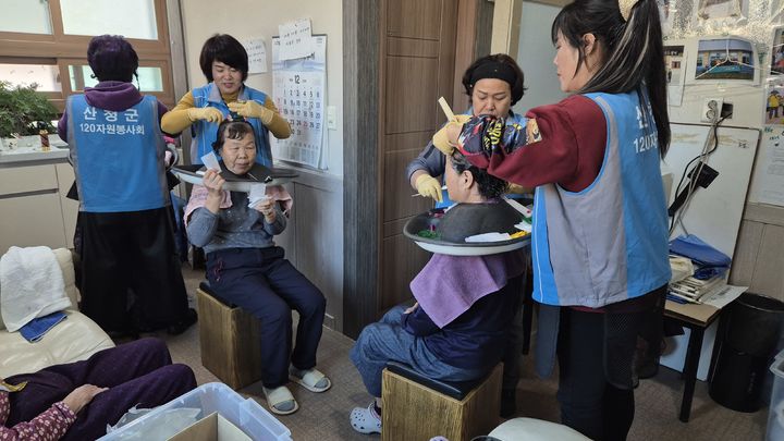 [산청=뉴시스] 산청군 120자원봉사회 순회봉사활동 (사진=산청군 제공) 2025. 12. 15. photo@newsis.com *재판매 및 DB 금지