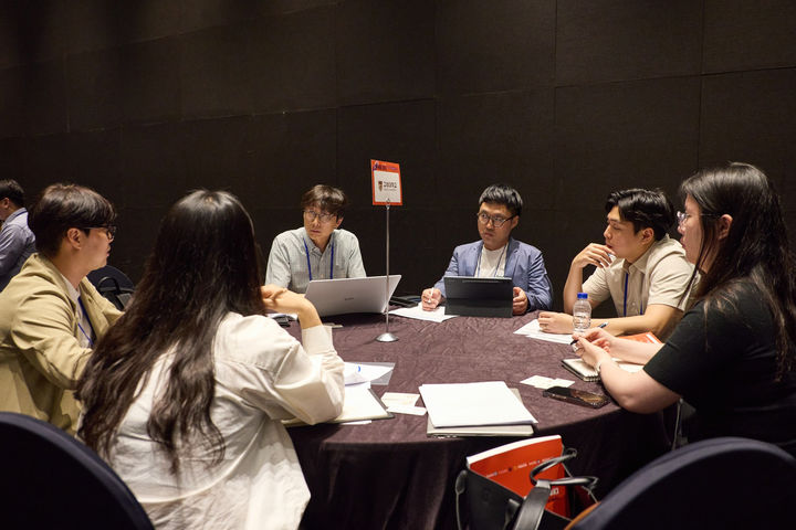 [화성=뉴시스]화성시가 6월10일 열린 커넥트 데이 행사에서 참여대학과 기업 관계자들이 기술 이전 상담을 하고 있다.(사진=화성시 제공)2025.12.15.photo@newsis.com *재판매 및 DB 금지