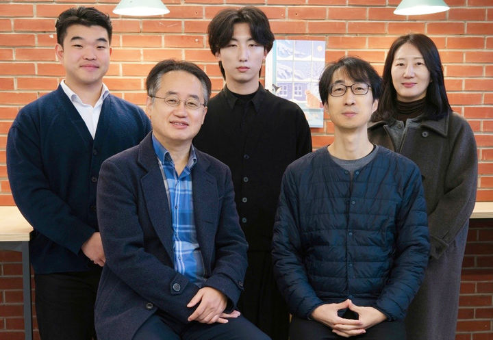 [진주=뉴시스]경상국립대학교 물리학과 이종진·공재민 교수 공동 연구팀.사진 왼쪽부터 정지원 박사과정생(제1저자), 이종진 교수(교신저자), 김동현 석사과정생, 공재민 교수, 고지영 박사과정생.(사진=경상국립대 제공).2025.12.15.photo@newsis.com *재판매 및 DB 금지