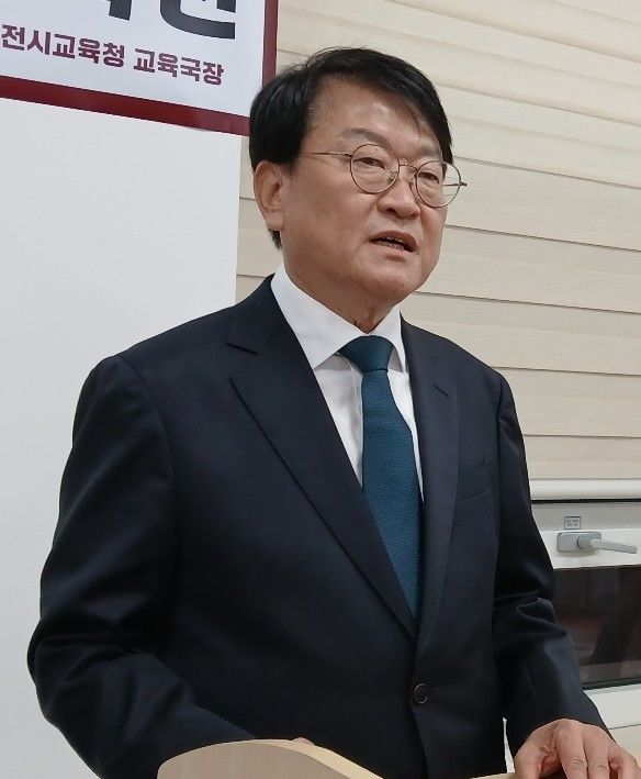 [대전=뉴시스] 조명휘 기자 = 오석진 전 대전시교육청 교육국장이 15일 오후 대전시의회 기자실에서 회견을 열고 대전시교육감선거 출마를 선언하고 있다. 2025.12.15. photo@newsis.com *재판매 및 DB 금지