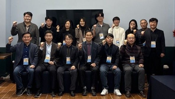 [대전=뉴시스] 우송정보대 일학습공동훈련센터 고숙련 일학습병행 사업 관계자 역량 강화 워크숍 기념촬영. (사진=우송정보대 제공) 2025.12.15. photo@newsis.com *재판매 및 DB 금지