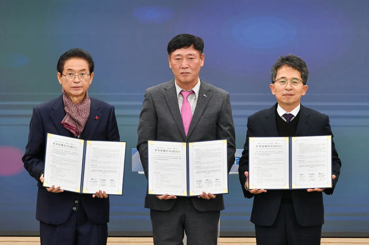  [영주=뉴시스] 영주시청 강당에서 ㈜코리아디펜스인더스트리, 경상북도, 영주시 관계자들이 투자양해각서를 체결하고 있다. (사진=영주시 제공) 2025.12.15. photo@newsis.com *재판매 및 DB 금지