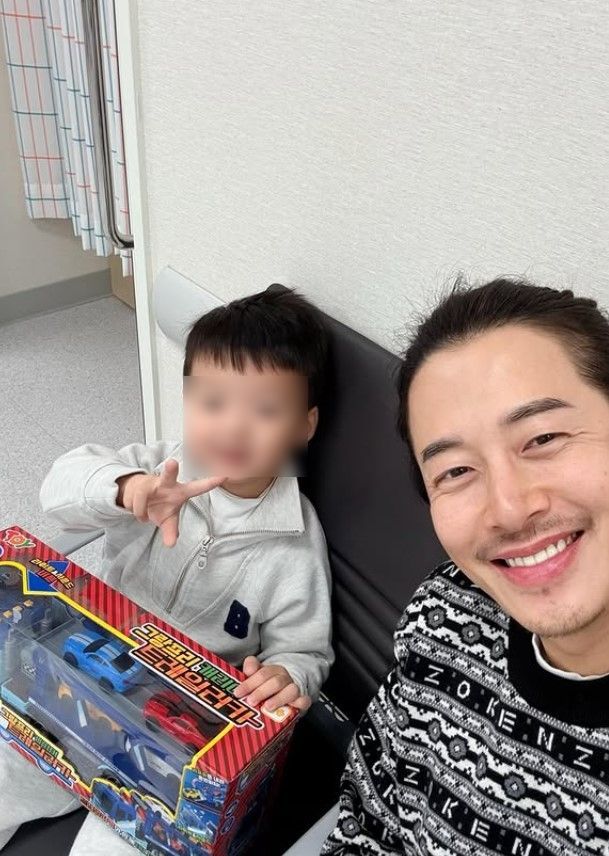 [서울=뉴시스] 배우 최필립이 소아암을 이겨낸 둘째 아들 도운 군의 근황을 전했다. (사진=최필립 인스타그램 캡처) 2025.12.15. photo@newsis.com *재판매 및 DB 금지