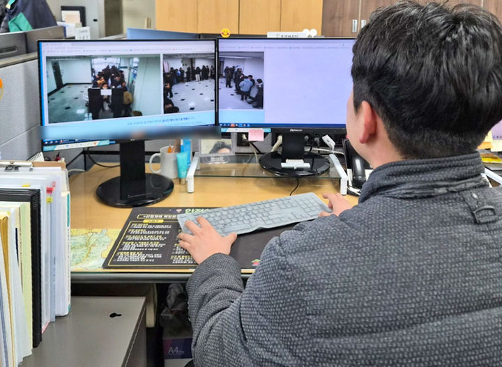 [창녕=뉴시스] 직원이 PC화면으로 구내식당 대기 현황을 확인하고 있다. (사진=창녕군 제공) 2025.12.15. photo@newsis.com *재판매 및 DB 금지