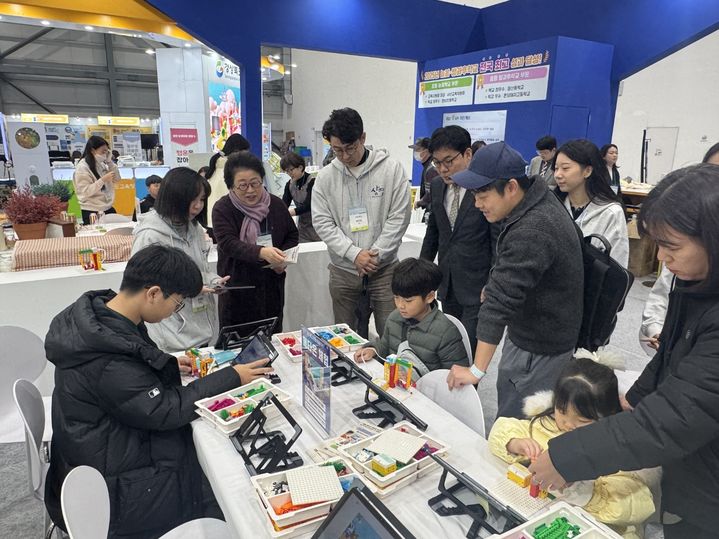 [천안=뉴시스] 김종희 상명대 총장(왼쪽 3번째)이 2025 온동네 교육기부 박람회에 참가해 직접 늘봄교육에 대해 설명하고 있다. (사진=상명대 제공) 2025.12.15 photo@newsis.com *재판매 및 DB 금지