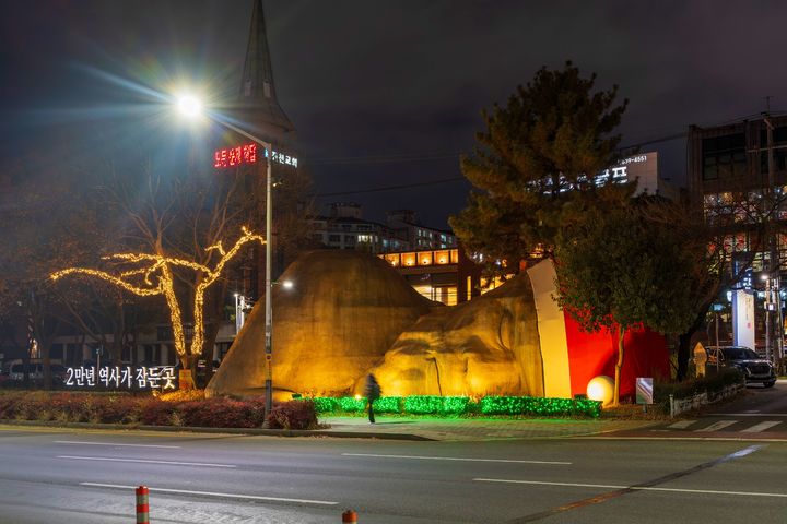 [대구=뉴시스] 대구 달서구는 지역 홍보대사인 거대 원시인 조형물 '이만옹' 주변에 업사이클링 경관조명을 설치하고 주민과 함께하는 친환경 연말 캠페인 '작은 빛들이 모여 내일을 밝힙니다'를 운영한다. (사진=대구 달서구 제공) 2025.12.15. photo@newsis.com&nbsp; *재판매 및 DB 금지