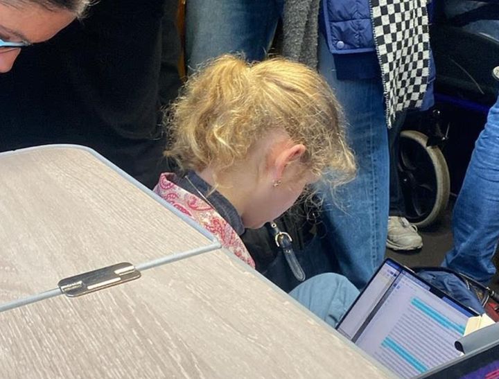 [뉴시스]고(故) 엘리자베스 2세 여왕의 막내 손녀인 레이디 루이즈 윈저 공주(22)가 런던 지하철 바닥에 앉아 노트북으로 대학 과제를 하는 모습이다. (사진 = 데일리메일 캡처) *재판매 및 DB 금지