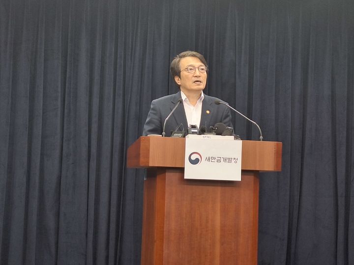 김의겸 새만금개발청장이 15일 전북도청 기자회견장에서 기자회견을 갖고 있다.2025.12.15. *재판매 및 DB 금지