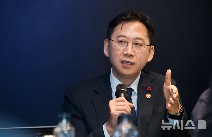 [서울=뉴시스]배경훈 부총리 겸 과학기술정보통신부 장관이 15일 오전 세종특별자치시 정부세종청사 인근 식당에서 열린 과학기술정보통신부 기자간담회에서 기자들과 질의응답을 하고 있다. (사진=과기정통부 제공)