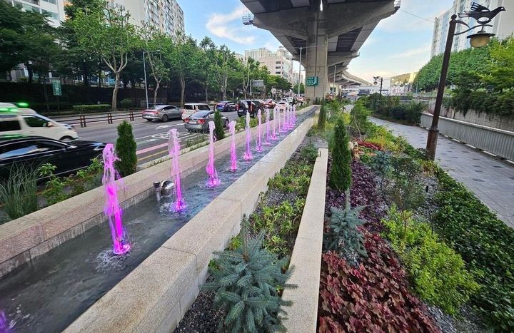 [서울=뉴시스] 서대문구가 홍은사거리 내부순환도로 고가 하부에 조성한 ‘그린아트길’. 2025.12.15. (사진=서대문구 제공) *재판매 및 DB 금지