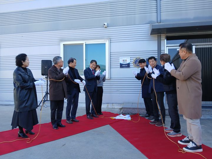[안동=뉴시스]15일 경주 태양수산에서 '바다주이소' 현판식이 열리고 있다. (사진=경북도 제공) 2025.12.15. photo@newsis.com *재판매 및 DB 금지