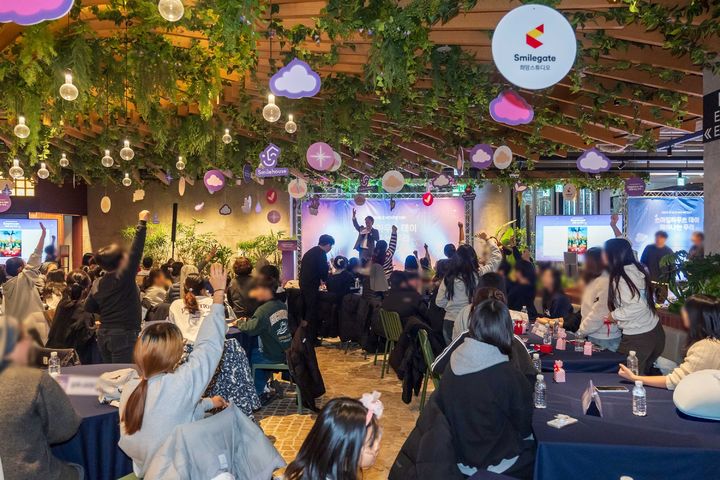 [서울=뉴시스] 스마일게이트 희망스튜디오가 13일 스마일게이트 캠퍼스에서 스마일하우스 아동, 청소년의 성장 스토리와 성취를 공유하는 '스마일하우스 데이 – 피어나는 우리' 행사를 진행했다. (사진=스마일게이트 제공) *재판매 및 DB 금지