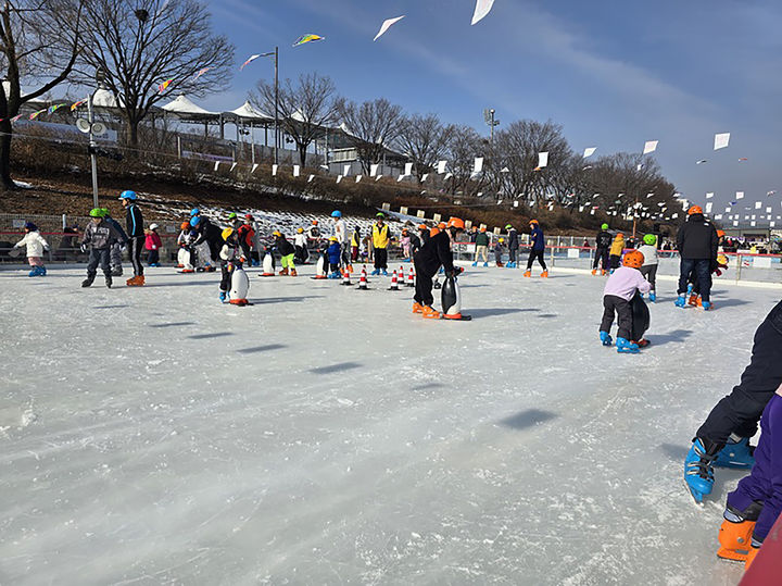 [성남=뉴시스]분당구 야탑동 탄천변에 설치된 야외스케이트장 전경.(사진=성남시 제공)2025.12.15.photo@newsis.com  *재판매 및 DB 금지