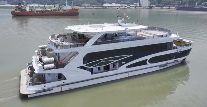 [서울=뉴시스]세계 최대 전기차 배터리 제조사인 중국 닝더스다이(CATL)를 비롯한 중국 배터리 업체들이 대형 조선사들과 협력해 대형 전기 선박 개발에 속도를 내고 있다. CATL 고성능 배터리가 탑재된 중국 최초의 순수 전기 크루즈선 '유젠 77호'의 모습. <사진출처: 중국 신화통신 위챗> 2025.12.15