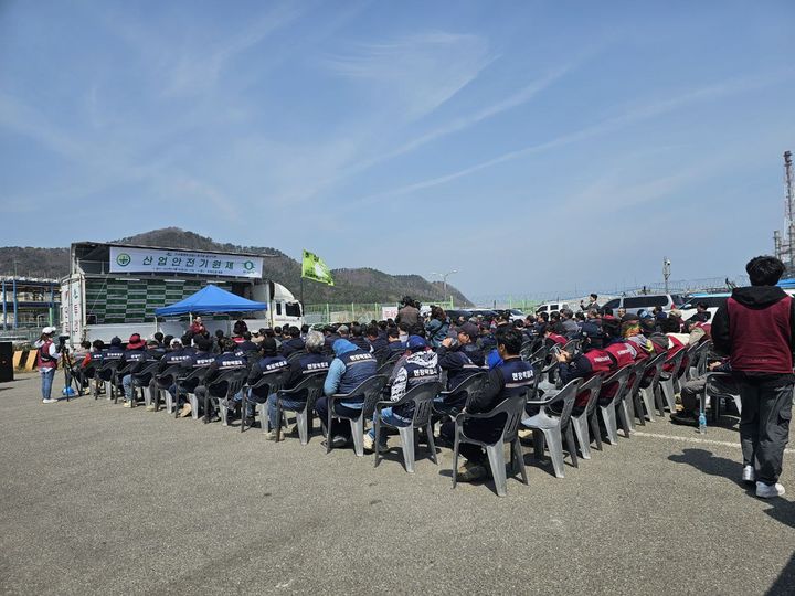 [서산=뉴시스] 플랜트건설노동조합 충남지부가 지난 4월16일 충남 서산 대산유화단지 한화토탈에너지스 황금산 일원에서 전국플랜트건설노동조합 산업안전기원제를 갖고 있다. (사진=플랜트건설노동조합 충남지부 제공) 2025.12.15. photo@newsis.com *재판매 및 DB 금지