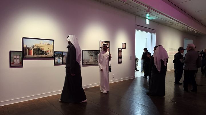 [사진=박현주 미술전문기자] 15일 서울시립미술관에서 열린 아랍에미리트 현대미술전 '근접한 세계'전시 기자 간담회에 참석한 아랍 전통 복장을 한 미술 관계자들이 전시를 관람하고 있다. 2025.12.15. hyun@newsis.com *재판매 및 DB 금지