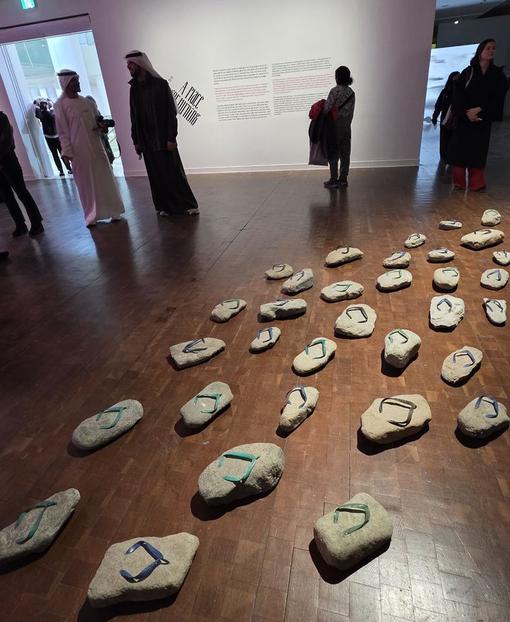 [사진=박현주 미술전문기자] 15일 서울시립미술관에서 열린 아랍에미리트 현대미술전 '근접한 세계'전시 기자 간담회에 참석한 아랍 전통 복장을 한 미술 관계자들이 전시를 관람하고 있다. 2025.12.15. hyun@newsis.com *재판매 및 DB 금지