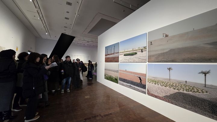 [사진=박현주 미술전문기자] 15일 서울시립미술관에서 열린 아랍에미리트 현대미술전 '근접한 세계'전시 기자 간담회에서 마야 엘 칼릴 아부다비 음악예술재단 큐레이터가 작품을 설명하고 있다. 2025.12.15. hyun@newsis.com *재판매 및 DB 금지