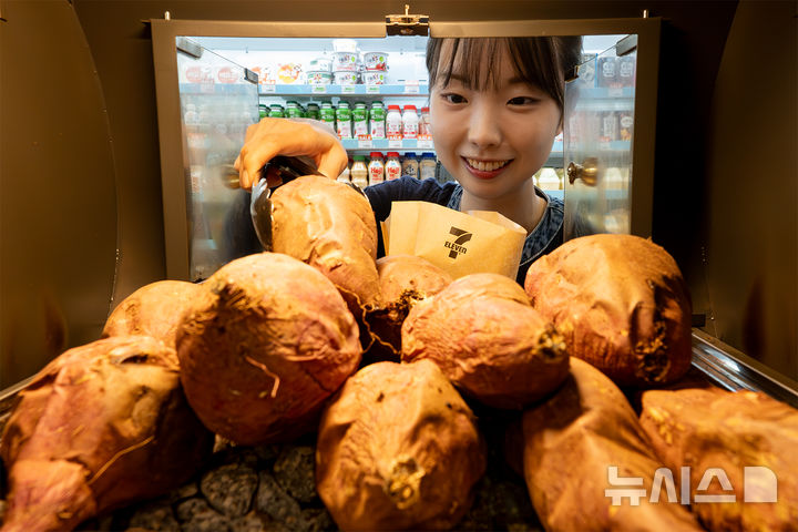 [서울=뉴시스] 세븐일레븐에서 판매 중인 겨울철 간식 군고구마. (사진=세븐일레븐 제공) 2025.12.15. photo@newsis.com