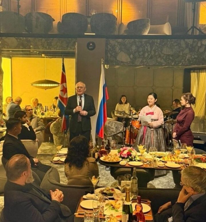 [서울=뉴시스] 지난달 26일 러시아 모스크바에 문을 연 북한 식당 ‘승리’ 개업식에서 알렉산드르 마체고라 주북 러시아가 인사말을 하고 있다.(출처: 주북 러시아 대사관 페이스북) 2025.12.15.&nbsp; *재판매 및 DB 금지