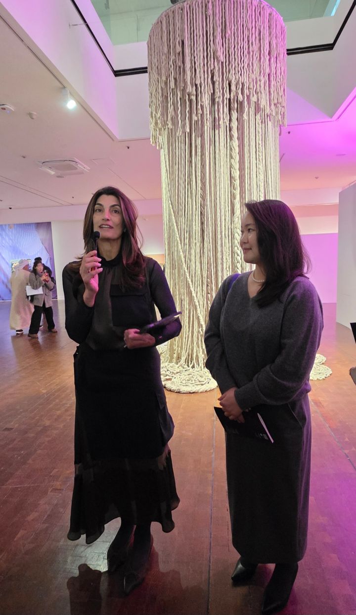 [사진=박현주 미술전문기자]마야 엘 칼릴 아부다비 음악예술재단 큐레이터와 김은주 서울시립미술관 학예연구사가 근접한 세계 전시에 대해 소개하고 있다. 2025.12.15. hyun@newsis.com *재판매 및 DB 금지